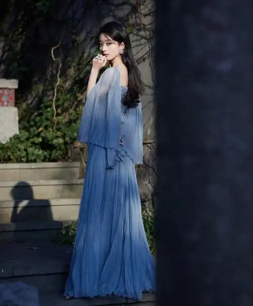 赵丽颖三套礼服造型,黑色蓝色与粉色的碰撞,造型师可以加鸡腿啦|裙子|