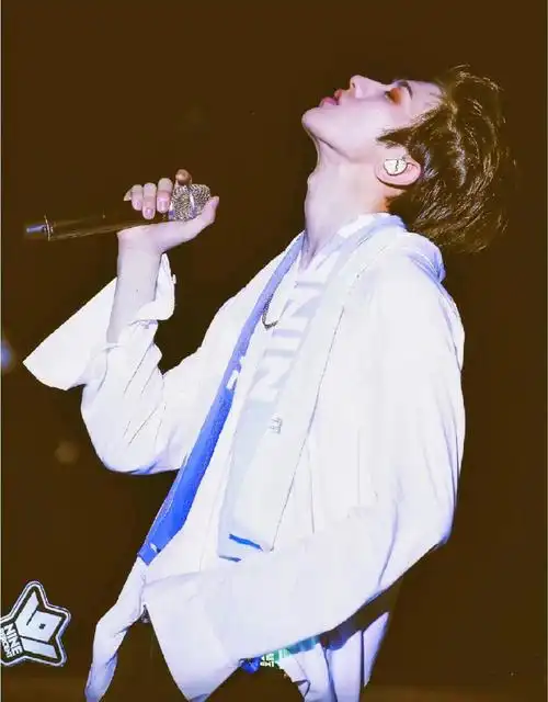 仰头喉结鲨,是你心中的完美视角嘛|喉结|视角|蔡徐坤_新浪新闻