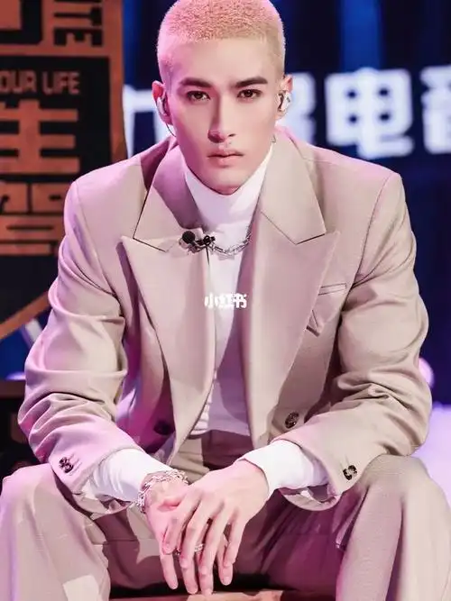 歌手@into1米卡佩戴tiffany hardwear及t系列珠宝,参