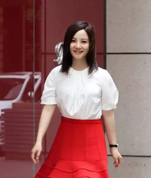 从她最近的照片来看,应该是一名整形外科医生.