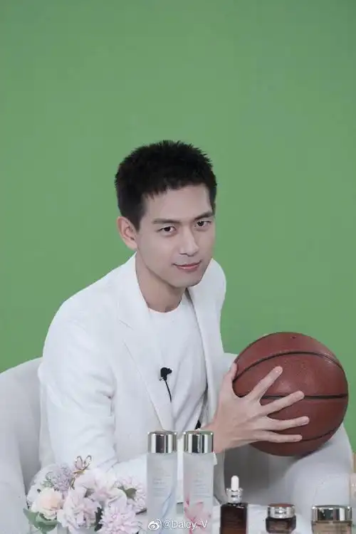 v-style##李现寸头直播状态