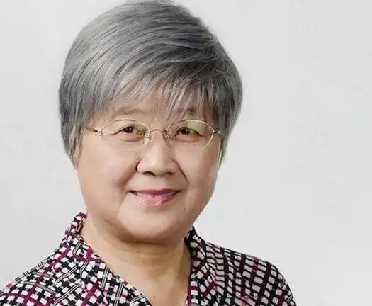 老太太头发的剪法还是有很多种的,在选择发型的时候,一定要根据自己的