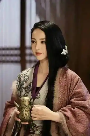 她是陈晓陈妍希版《神雕侠侣》中"古墓派"创始人锐气冷艳的"祖师婆婆"