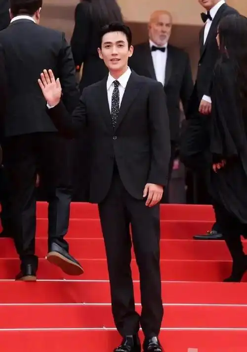 第6名朱一龙还有李现也是一个非常自律的人,从小肥胖的他减肥后他的