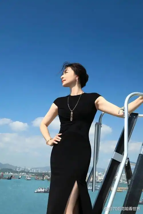 42岁郭晶晶登杂志封面,封面大片释放成熟女人魅力!