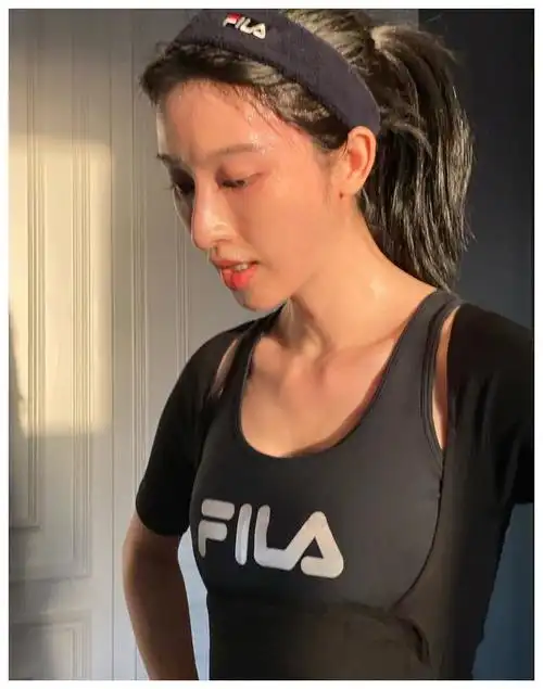 头戴发带,身穿黑色运动装就开始挥汗如雨,即便素颜出镜,也掩不住张俪
