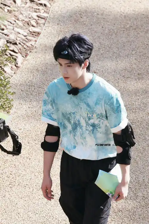 刘耀文发带造型路透