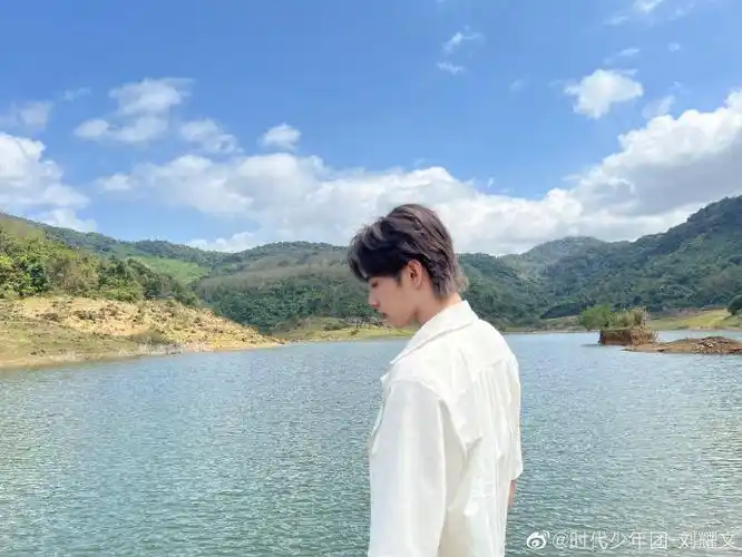 刘耀文弹吉他随拍#刘耀文分享海边照,蓝天白云美得不话,还有弹吉他的