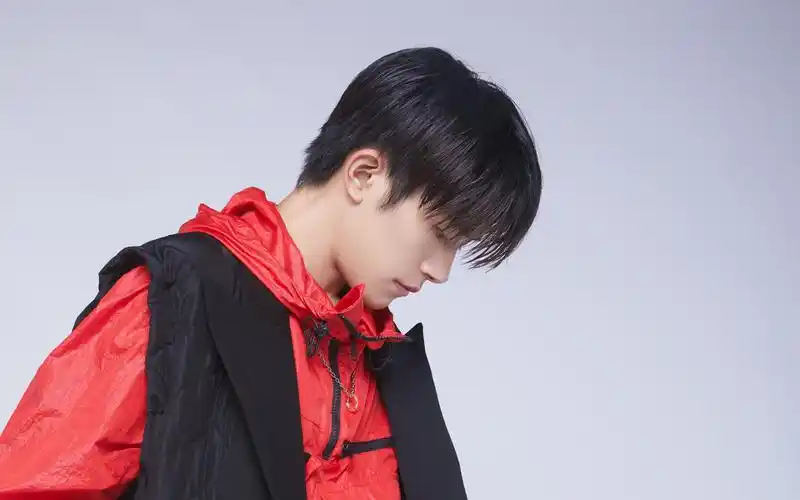 易烊千玺综艺图片桌面壁纸