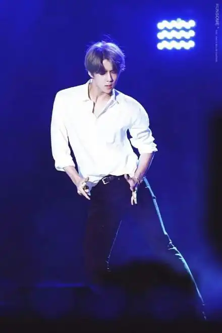 吴世勋银发白衬衫合集,小吴同学跳舞的时候太好看了