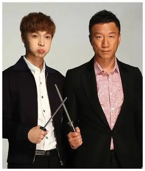 张艺兴新综男人帮再度集合,黄磊露面为徒弟站台_合体_公司_严敏