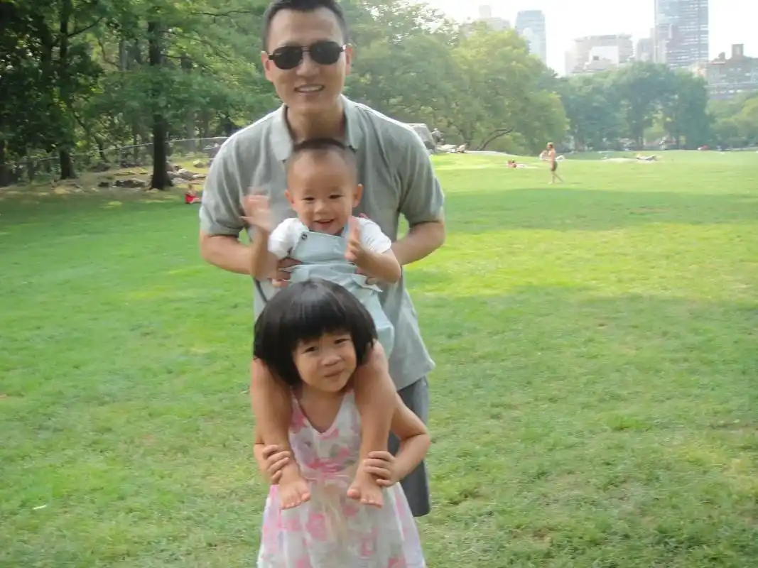 一个人孤独两个人烦恼,还好有两个孩子的陪伴.#愿你们健康快乐 - 抖音