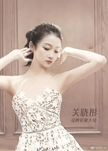 关晓彤最新代言照曝光,穿着清凉不惧显身材,皮肤白得发亮
