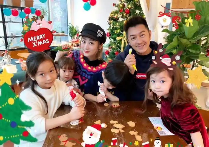 陈浩民晒一家六口圣诞树旁拍全家福,夫妻恩爱孩子可爱,画面温馨