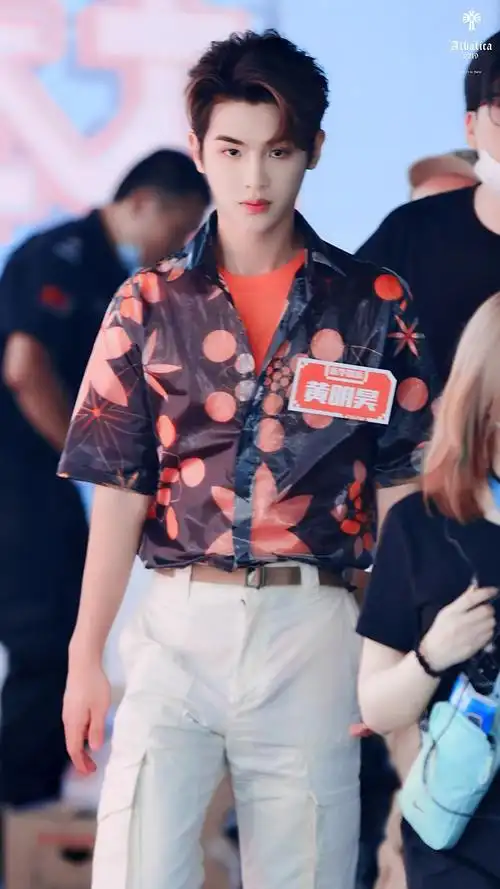 justin黄明昊快本转场饭拍蓝色花衬衫 内搭红色t恤 白色工装裤清爽
