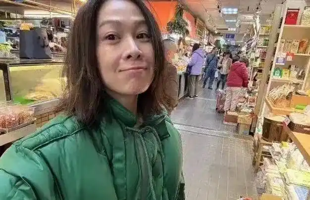 刘若英近况引发热议披头散发逛菜市直呼职业主妇累到想骂人