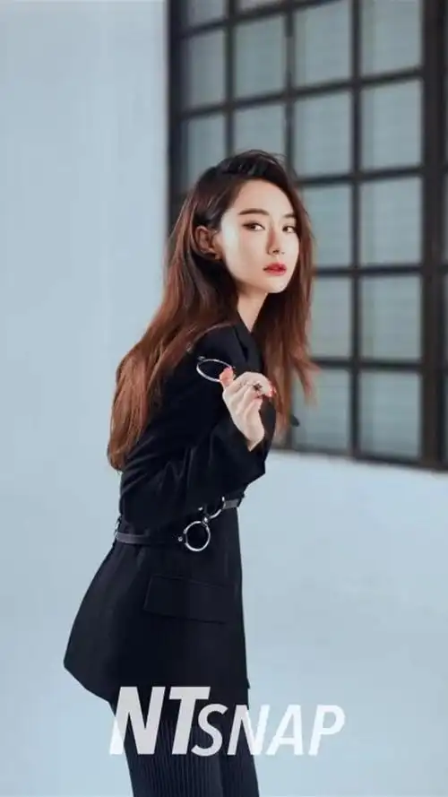 高冷女王戚薇高清手机壁纸