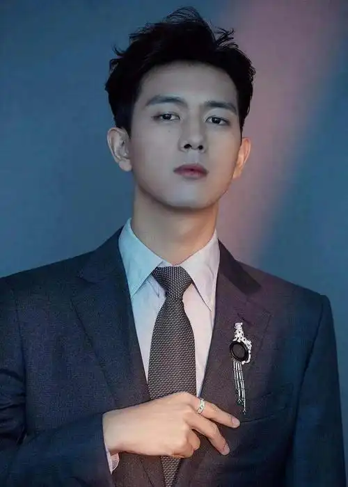 同一个摄影师拍摄的不同男明星,来看看他们的硬照表现力如何