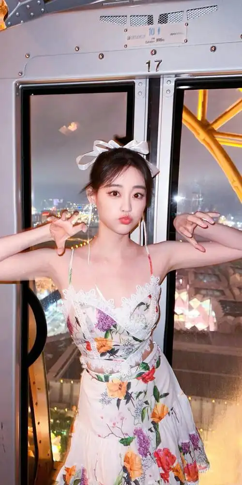祝绪丹随拍美照,一身清凉蝴蝶结露背裙,夏日氧气感十足
