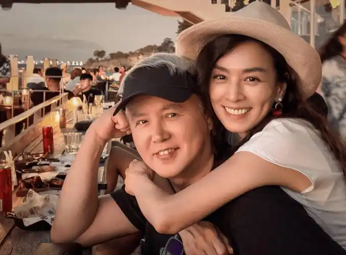 这次张庭上热搜,主要是因为她和丈夫林瑞阳在国内的生意又重新发展了