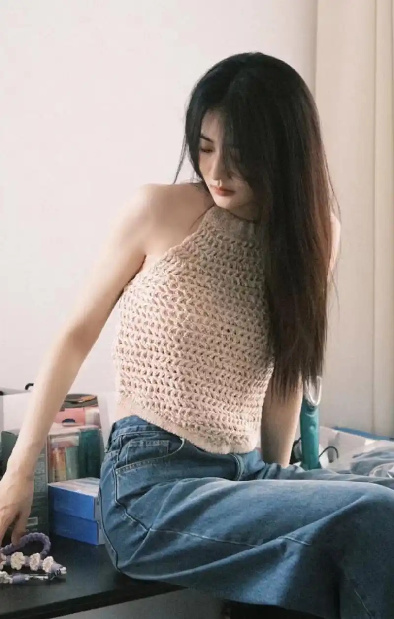 徐璐晒生活照气质忧郁,用头发遮着脸看起来没精神,她近期露面次数比较