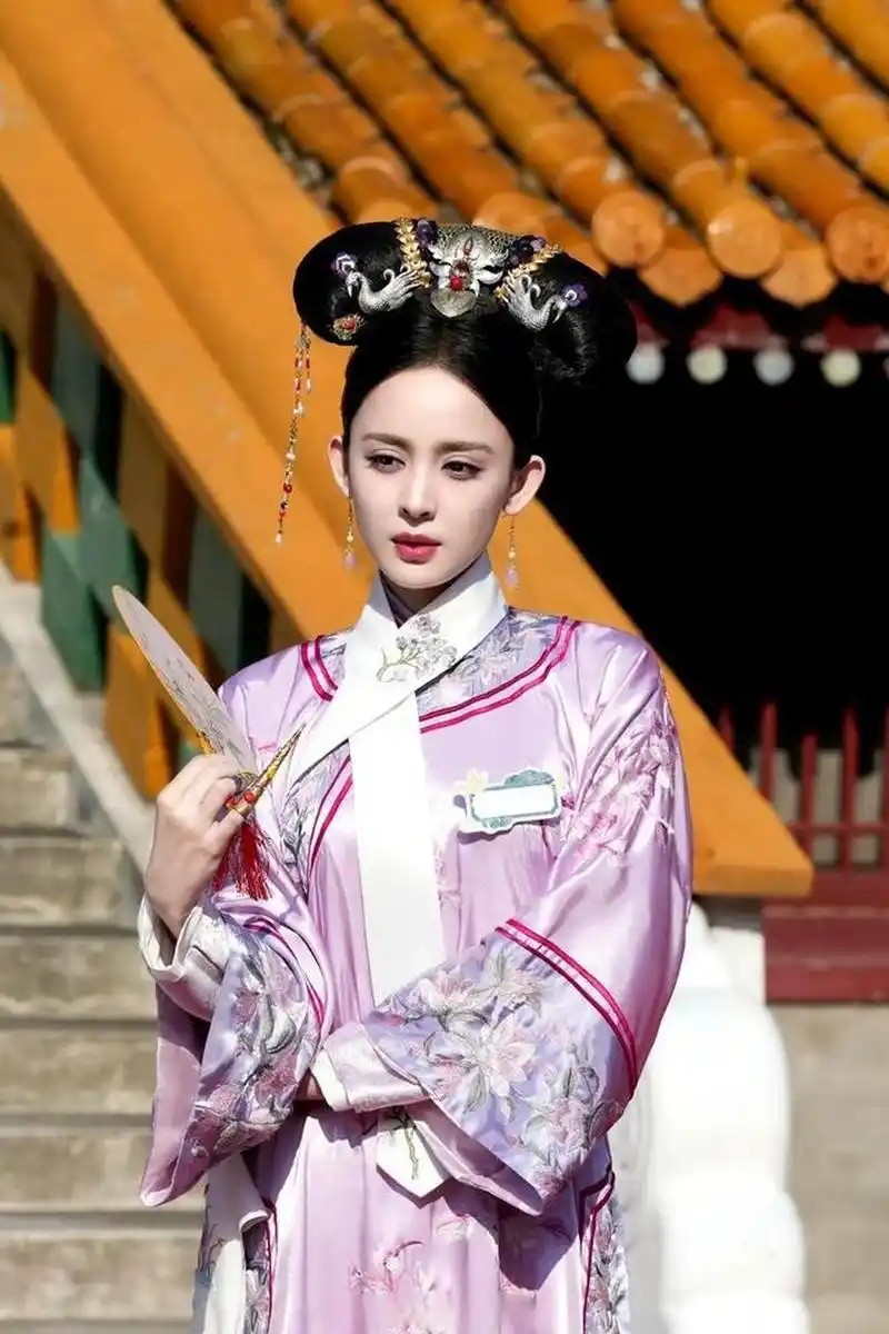 娜扎演古装有种西域美人的感觉,但还是现代戏的大女主装扮更能凸显