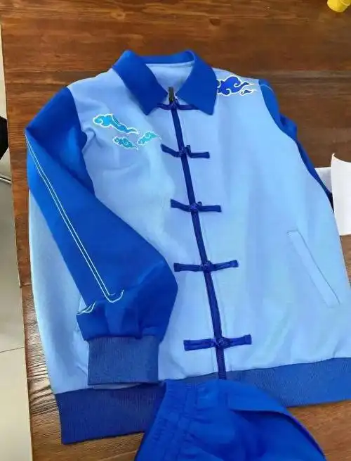 家长抱怨校服"太瘆人"像寿衣,学校回应:汉服风格,很漂亮