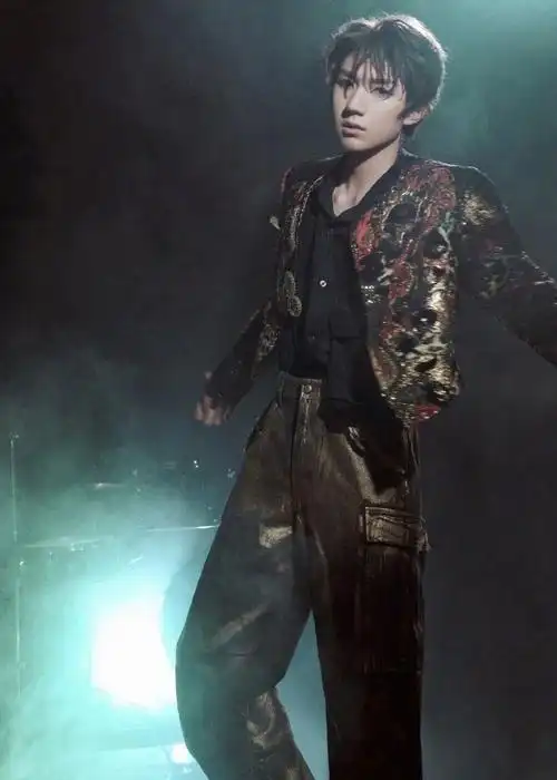 王源第一look##王源烟熏妆乐队造型