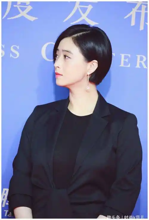 原创蒋欣剪了波波头清爽短发气质减龄穿一身黑色套装真显瘦