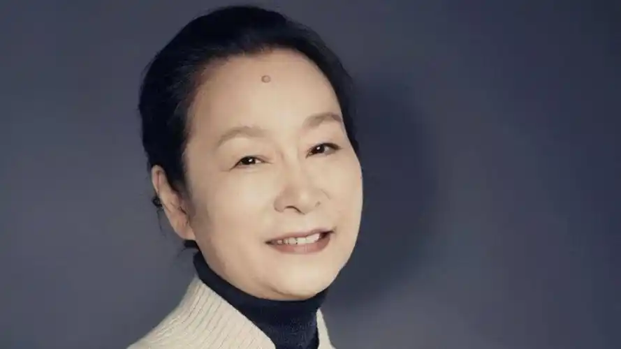 奚美娟30年后再获大影节荣誉,却遭到网友质疑:太夸张,不认识