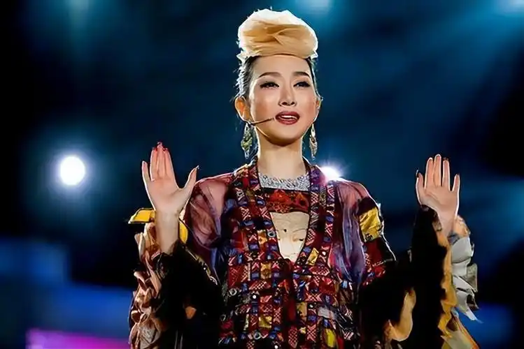 萨顶顶整容改姓强行装嫩,卸妆秒变路人大妈