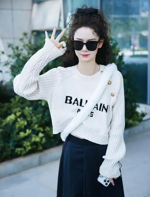 戚薇上班又跑起来了##戚薇粉兔子包包好可爱