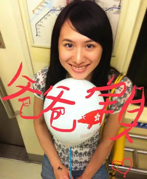 咆哮帝晒照为28岁女儿庆生气质清新高颜值神似郑爽