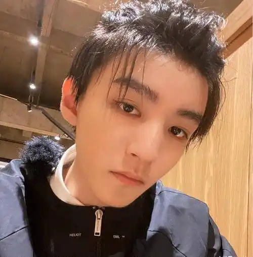 原创王俊凯晒九周年自拍仪式感与文案都没变唯独面部上多了些憔悴