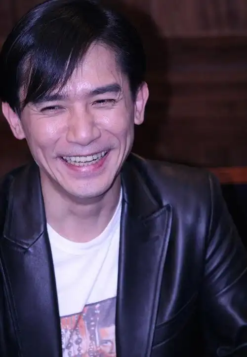 梁朝伟年轻时为了生计也努力活泼过,自从取得一定位置就彻底回归真实