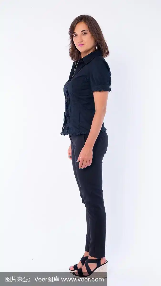 全身照侧面视图美丽的女商人看在相机