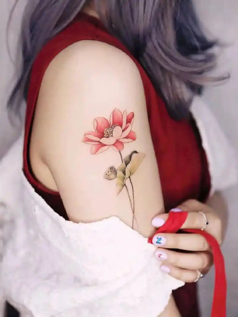 女生荷花纹身:山有扶苏,隰有荷华.你来人间一趟,你要看看太阳 - 抖音