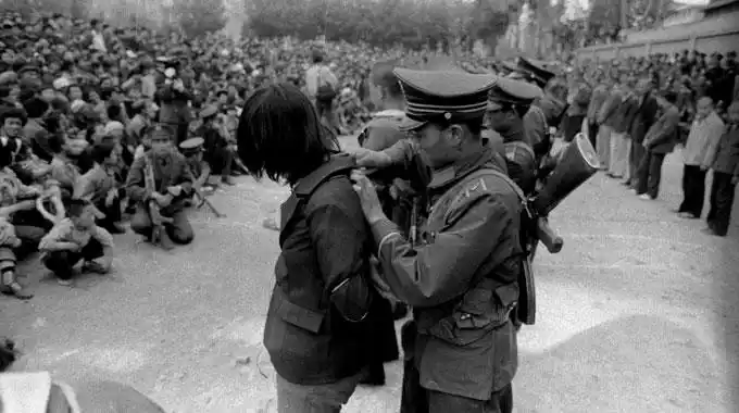 凌飞:三十年前拍摄"公开处理大会"