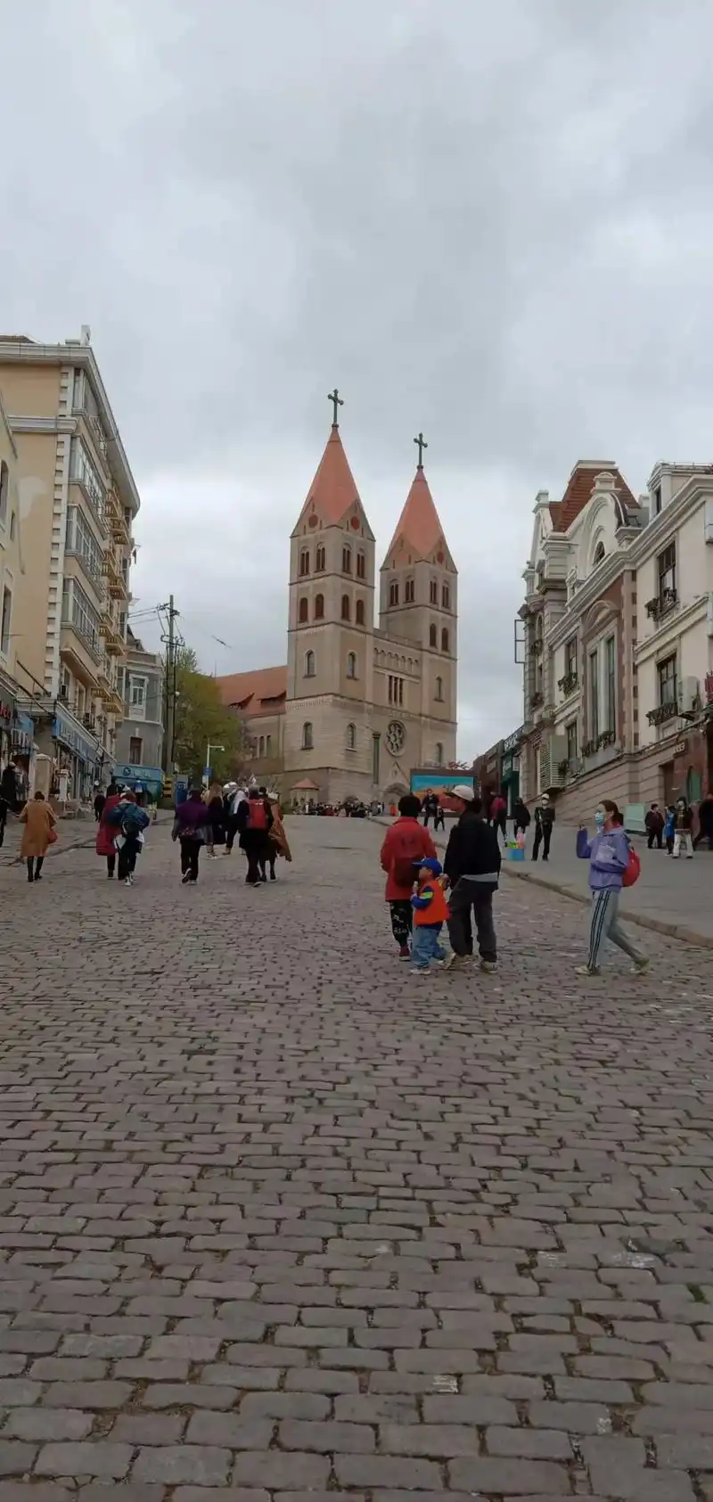 山东青岛燕儿岛公园及教堂.