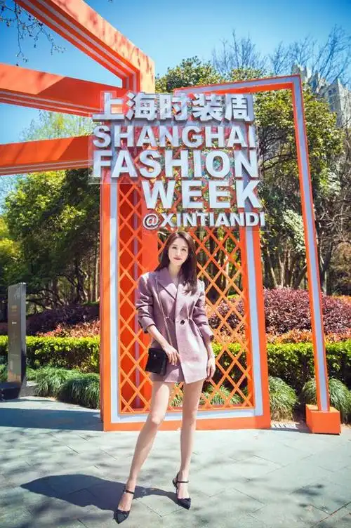 张雯闪现时装周实力再现时尚女神cocochanel