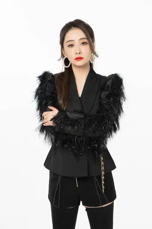 陈德容酷帅造型展现女性力量 新作《山中森林》挑战全新角色