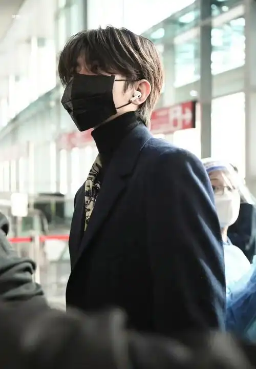 蔡徐坤今日机场照穿搭满分