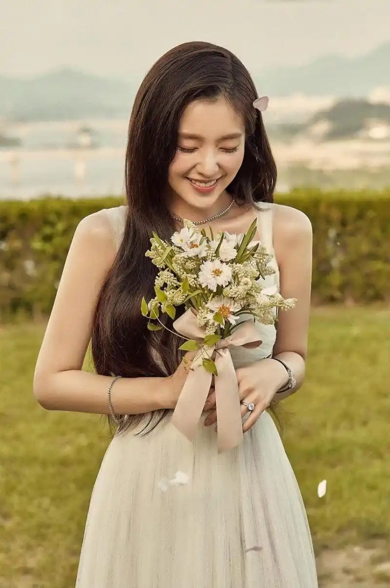 裴珠泫捧花白色婚纱红色抹胸照超美.