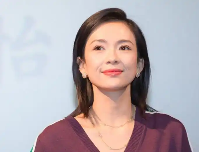 章子怡新发型亮相活动,网友:自然的老去,也是很美的!