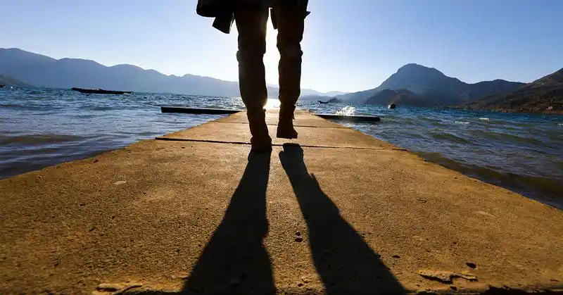 面向大海男人剪影