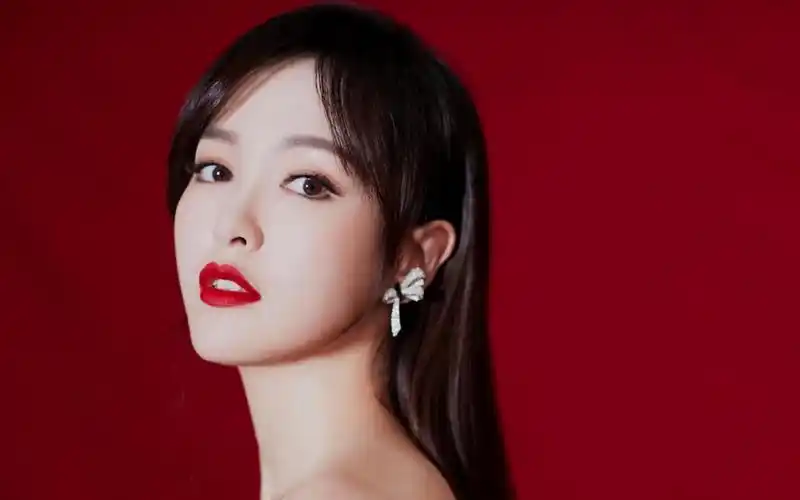 明星唐嫣灰色纯色背景高贵红色深v百褶裙写真桌面壁纸