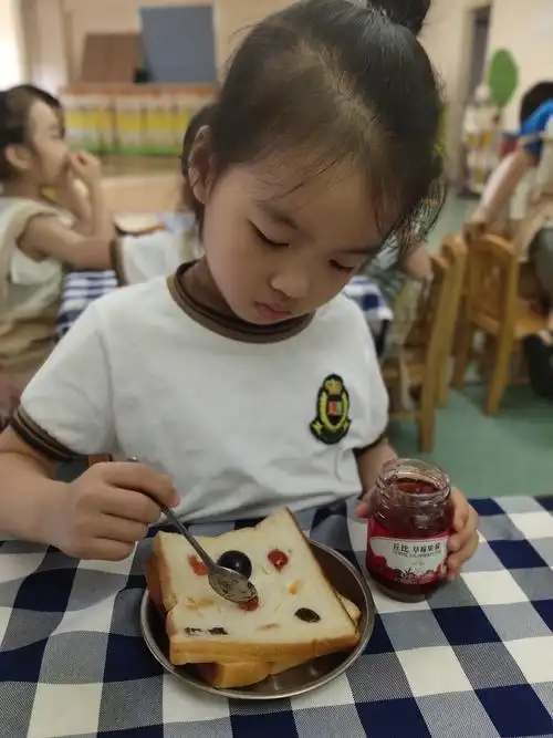 做个小猫咪果酱面包