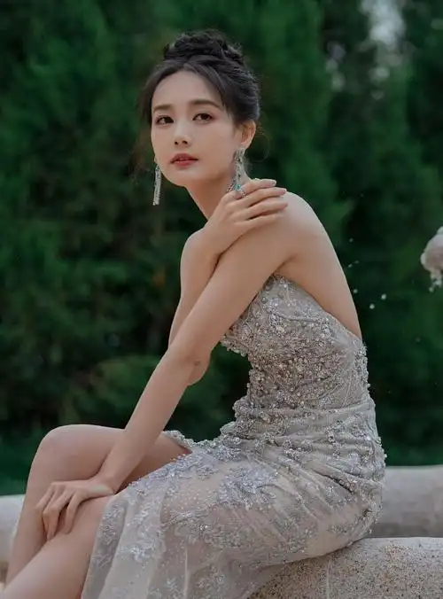 李一桐v型亮闪白色长裙美背写真,身材窈窕,曼妙多姿!