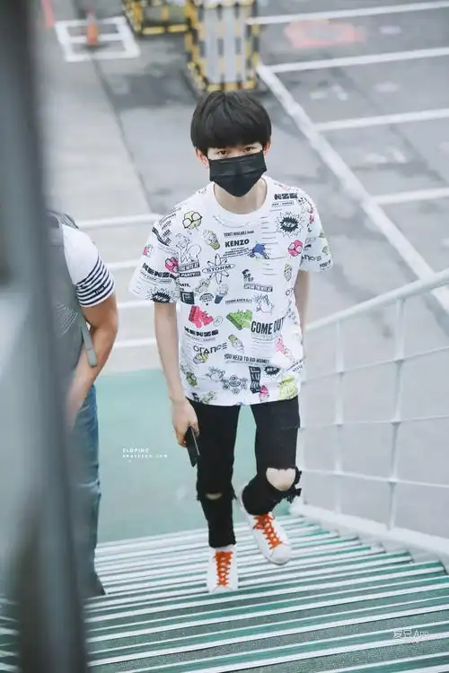 [tfboys][新闻]170514 王源重庆飞长沙 短袖破洞裤上身夏天的小肥来啦