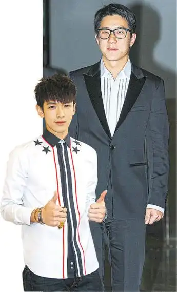 柯震东传被封杀成龙未见房祖名离京